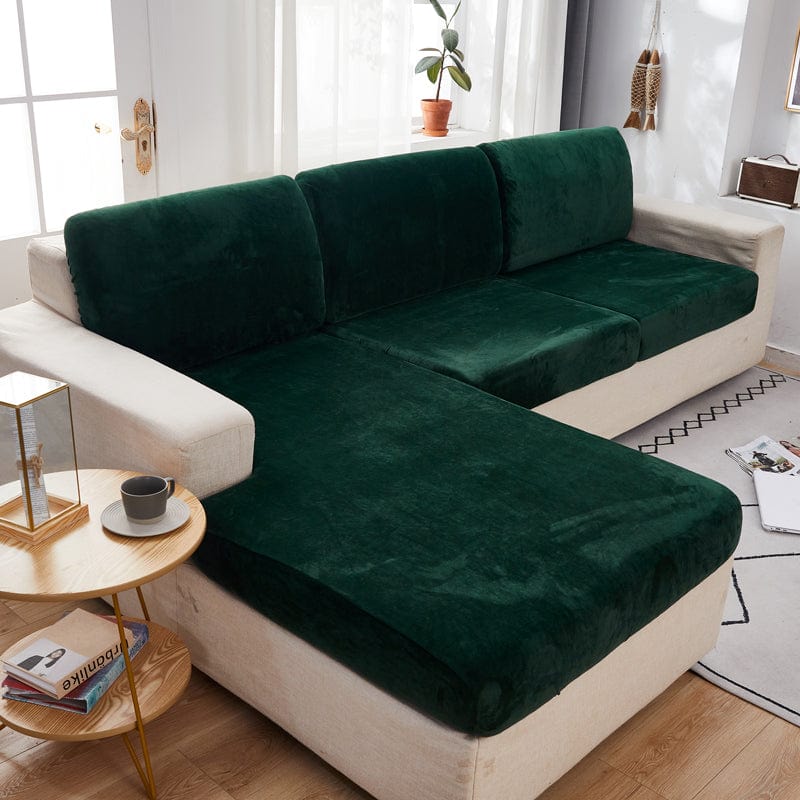 Housse en velours vert sur coussin de canapé, texture douce