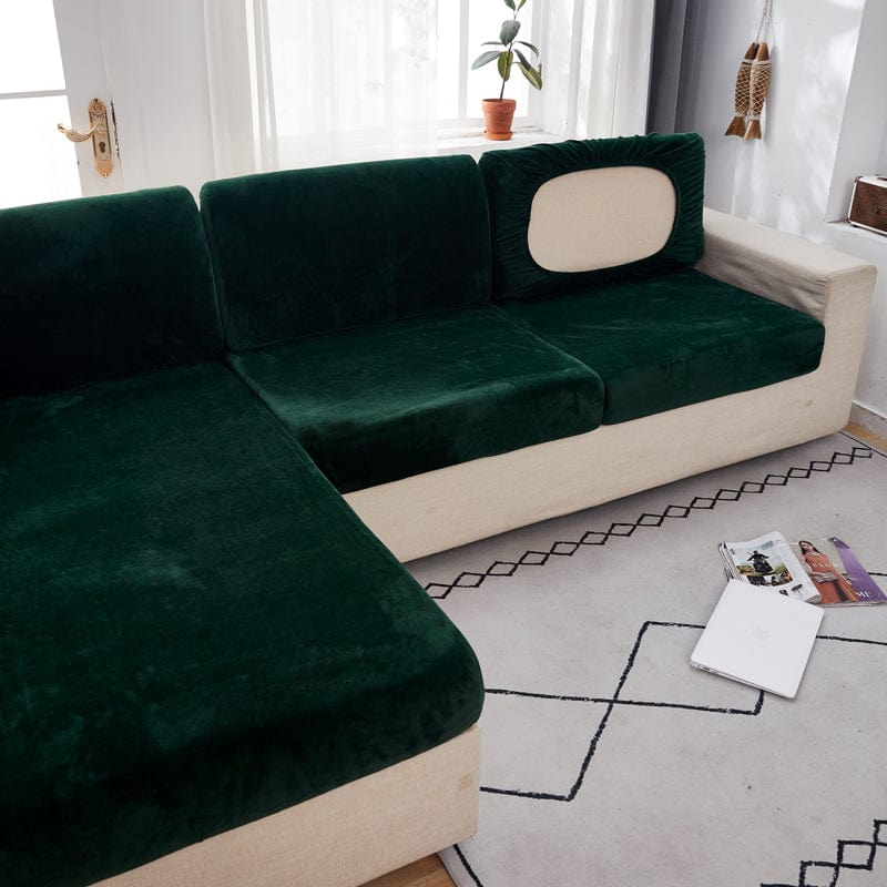 Gros plan sur la texture velours vert, coussin de canapé