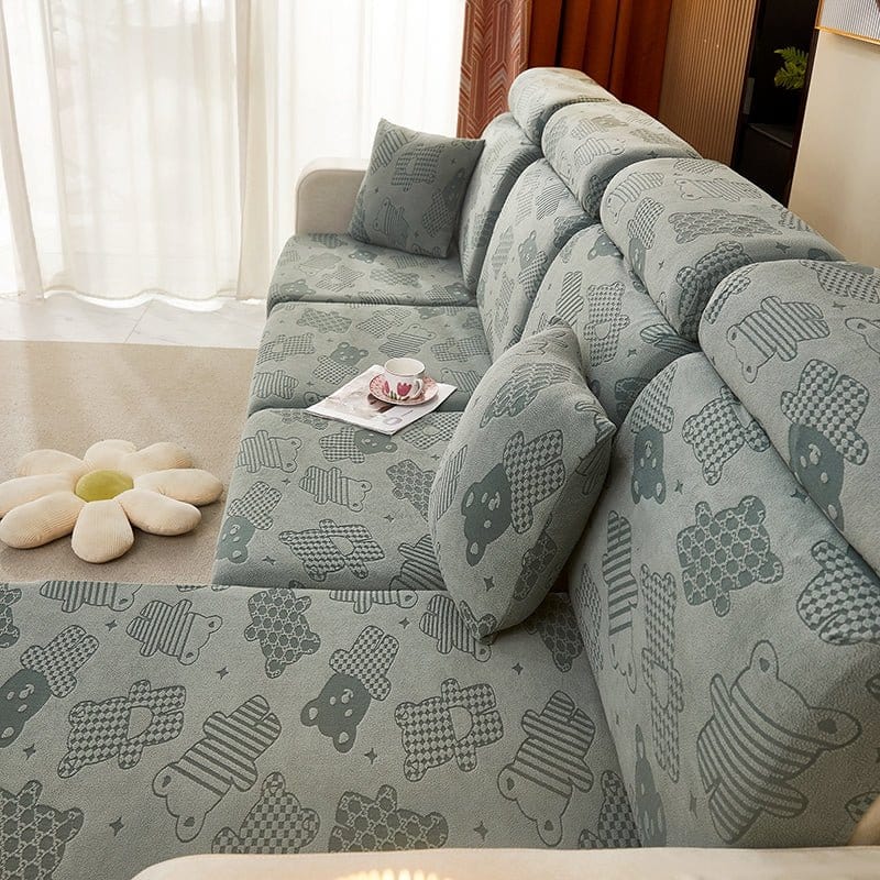 Housse polaire verte installée sur un coussin de canapé