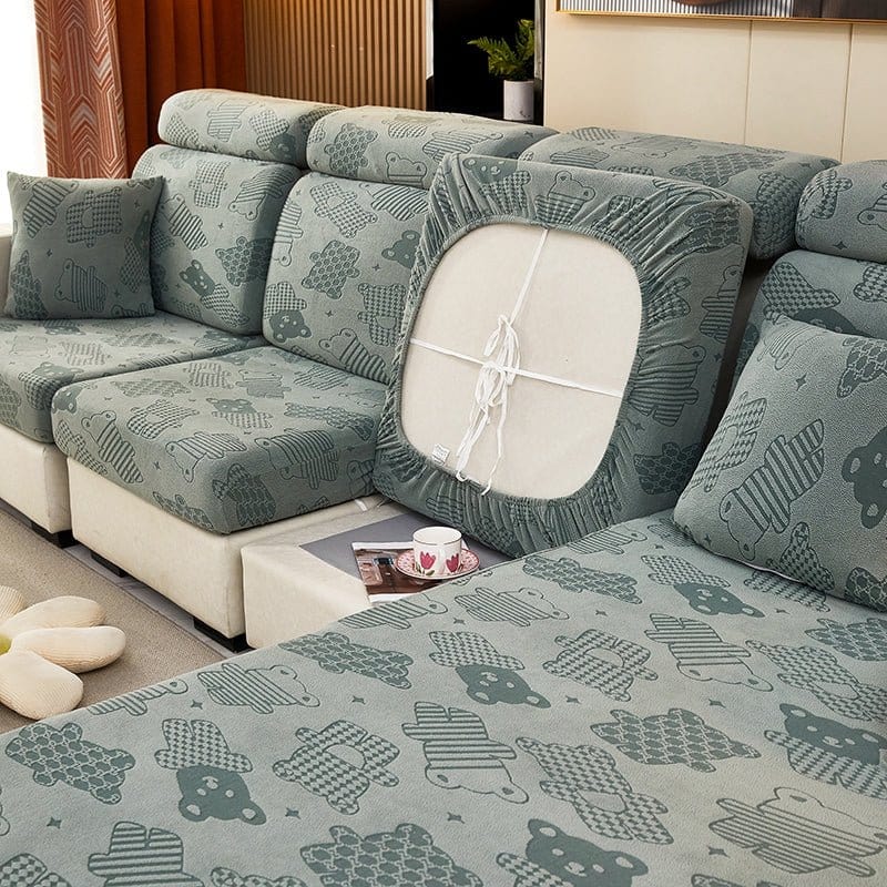 Housse polaire verte montrant sa flexibilité sur un coussin