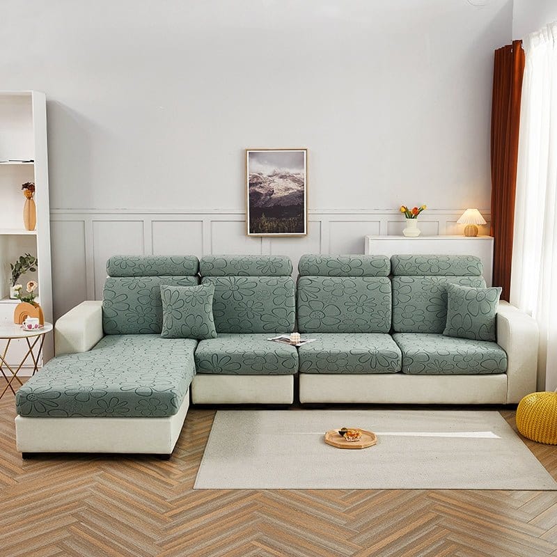 Housse polaire verte installée sur un coussin de canapé