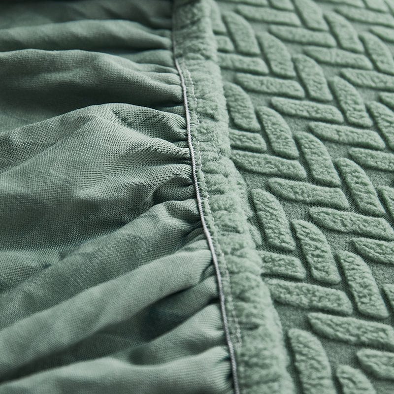 Housse polaire verte enveloppant un coussin, texture moelleuse