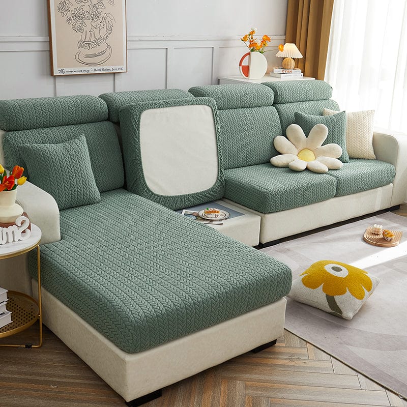 Housse polaire verte ajustée sur un coussin de canapé