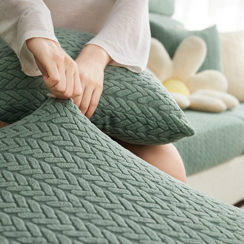 Housse polaire verte sur coussin de canapé, motif laine