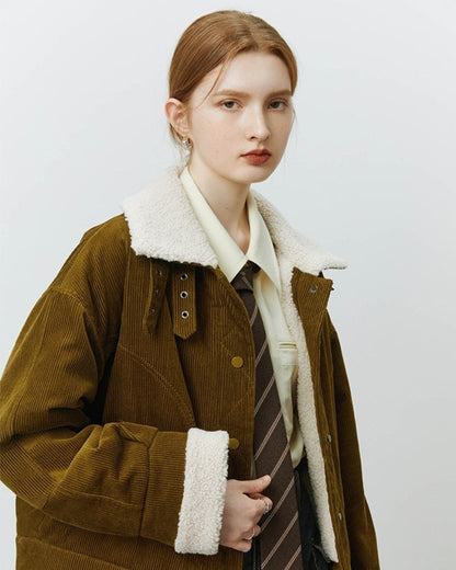 Ensemble noir avec veste marron et mocassins