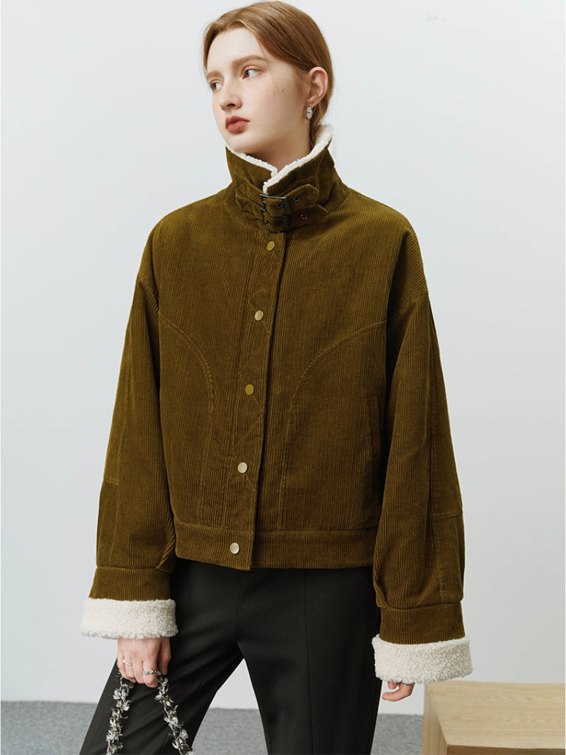 Vue de profil de la veste avec manches en mouton