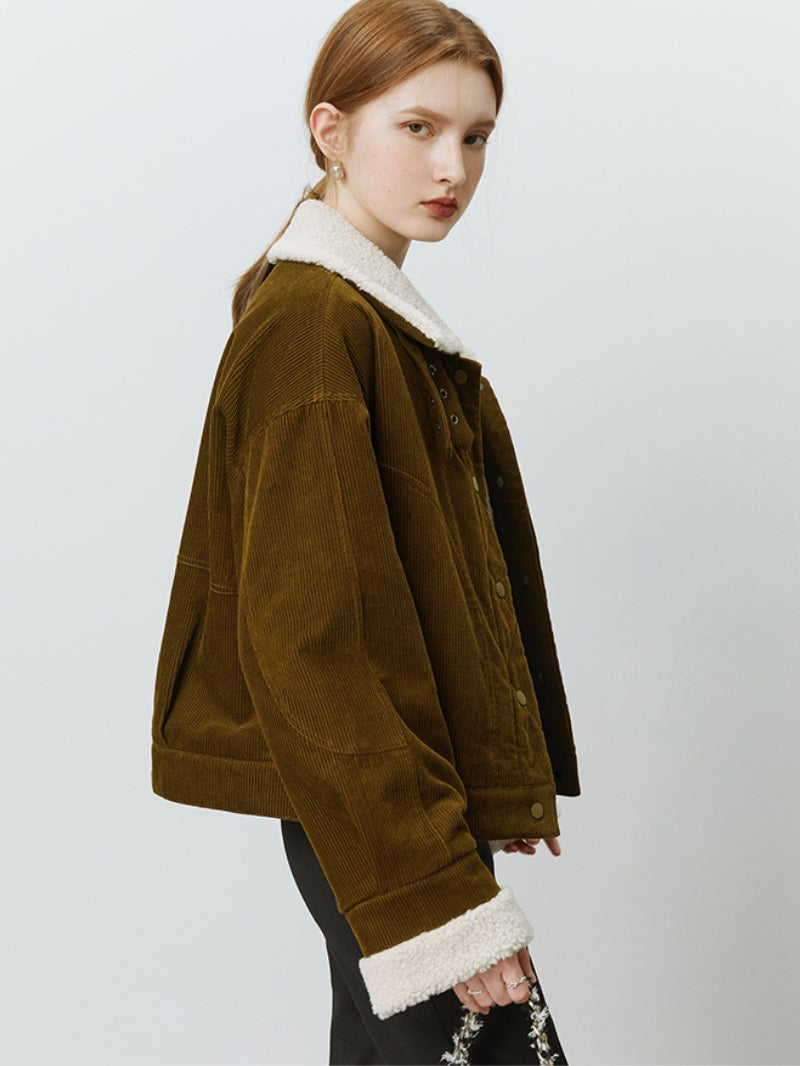 Détail des boutons sur la veste marron et blanche