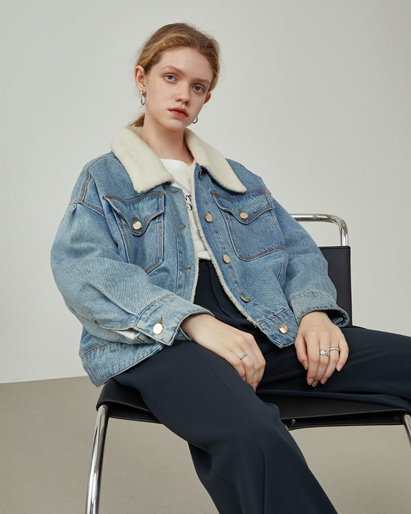 Veste en jean posée à plat, intérieur molletonné