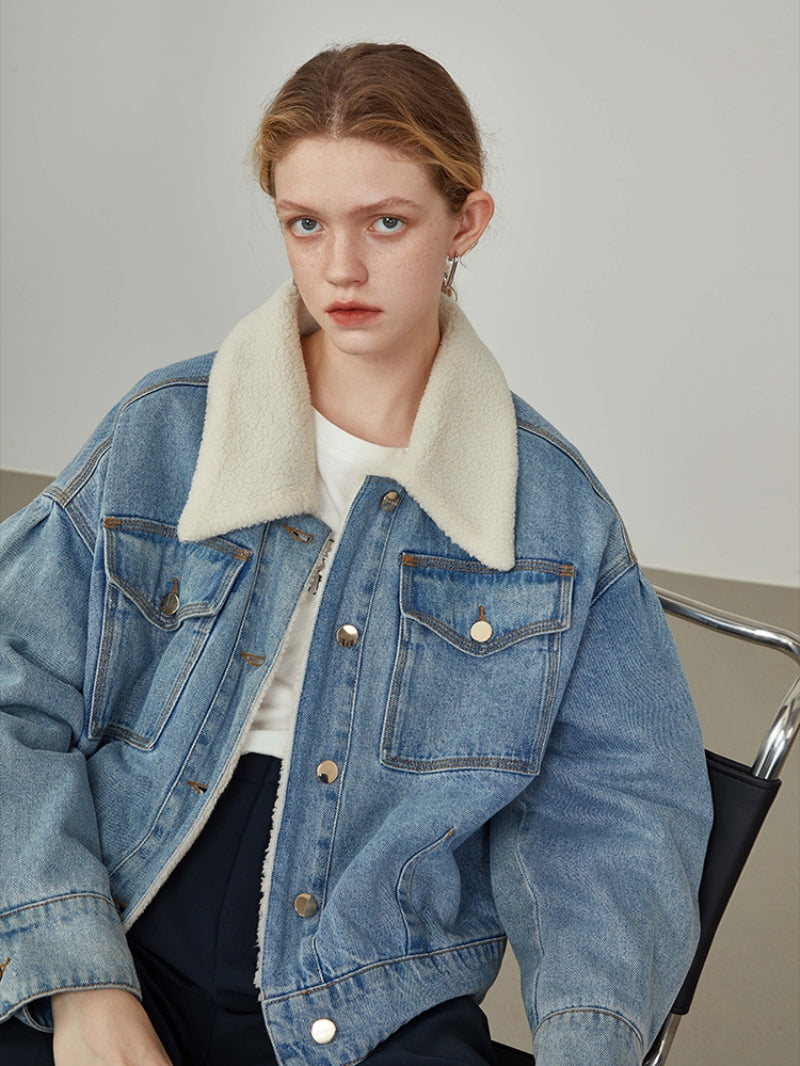 Vue de profil de la veste en jean molletonnée