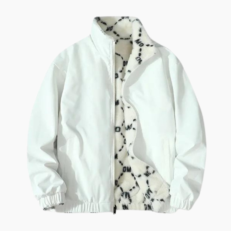 Vue de profil d'une veste à motifs en fausse fourrure