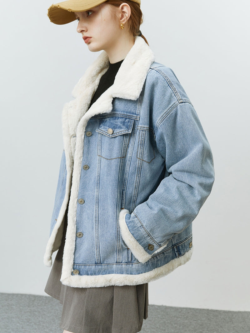 Veste en jean avec col en fausse fourrure vue de face
