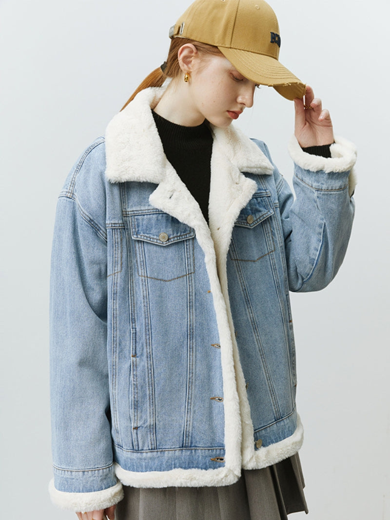 Vue arrière de la veste en jean, coupe ajustée