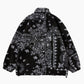Vue de face d'une veste noire en peluche avec fermeture éclair