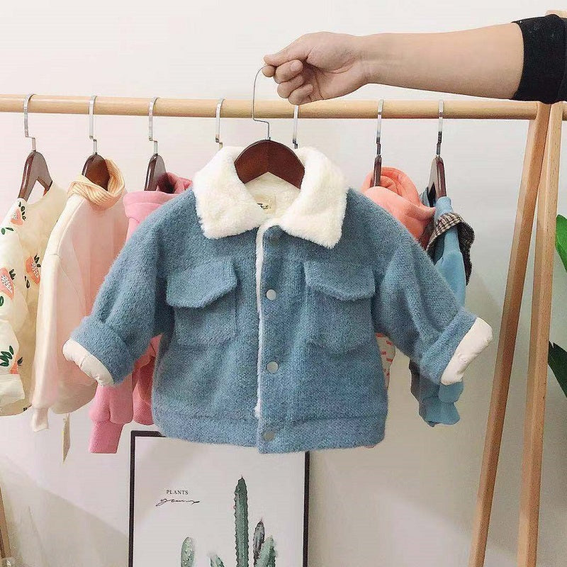 Enfant portant une veste Pilou Pilou avec poches poitrine