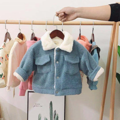 Enfant portant une veste Pilou Pilou avec poches poitrine