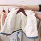 Détail des boutons sur une veste blanche pour garçon