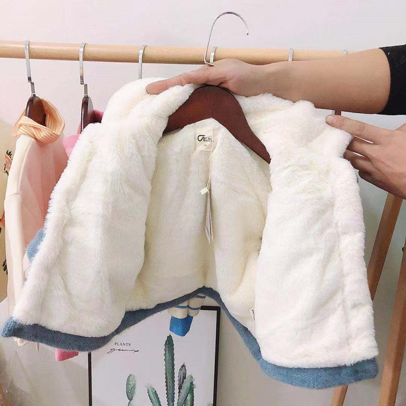 Détail des boutons sur une veste blanche pour garçon