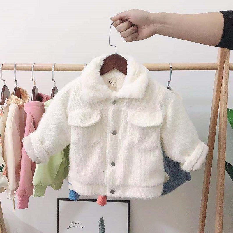 Gros plan sur la texture douce de la veste blanche