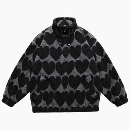 Vue de face d'une veste polaire à motifs cœurs