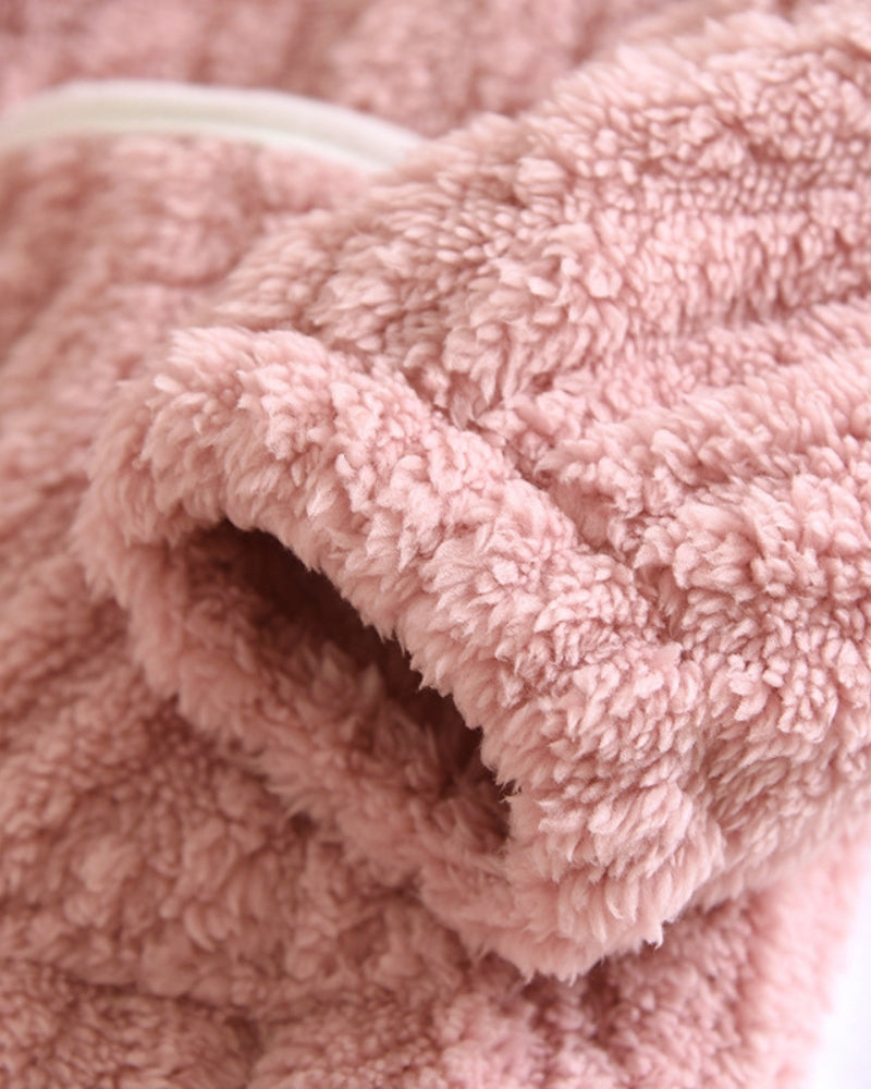 Vue de profil de la veste de pyjama rose