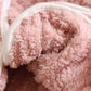 Détail des boutons sur la veste de pyjama rose