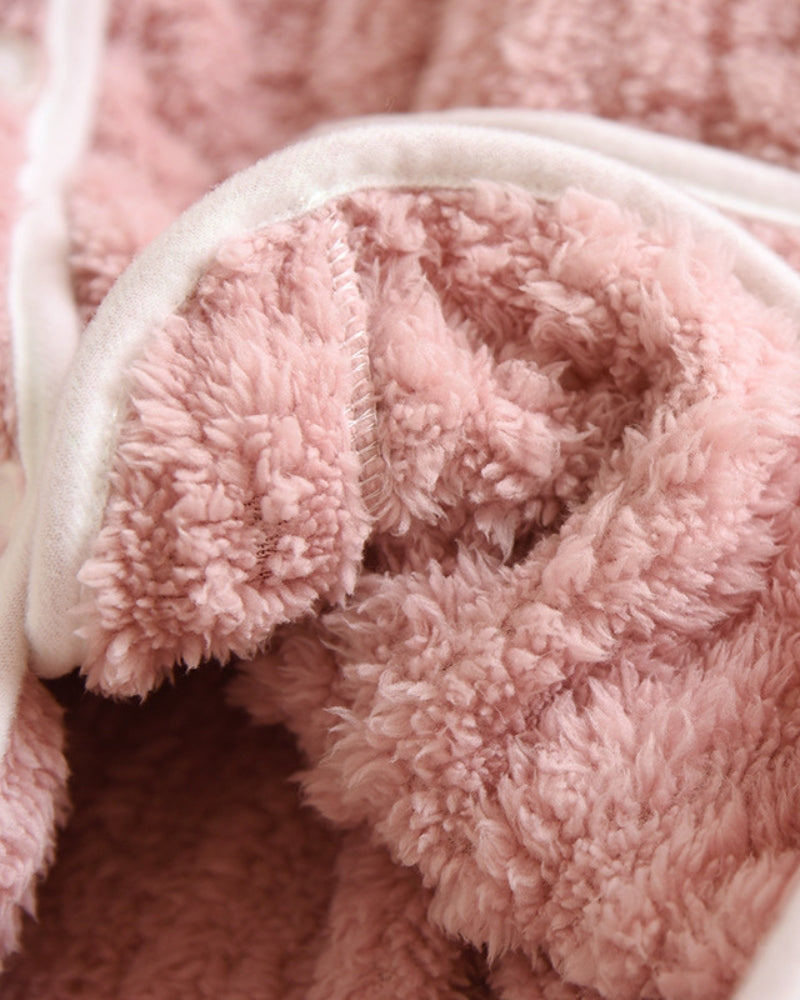 Détail des boutons sur la veste de pyjama rose