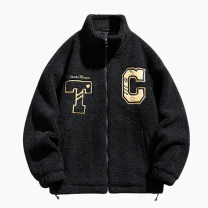 Détail de la veste universitaire noire avec motif sur la poitrine