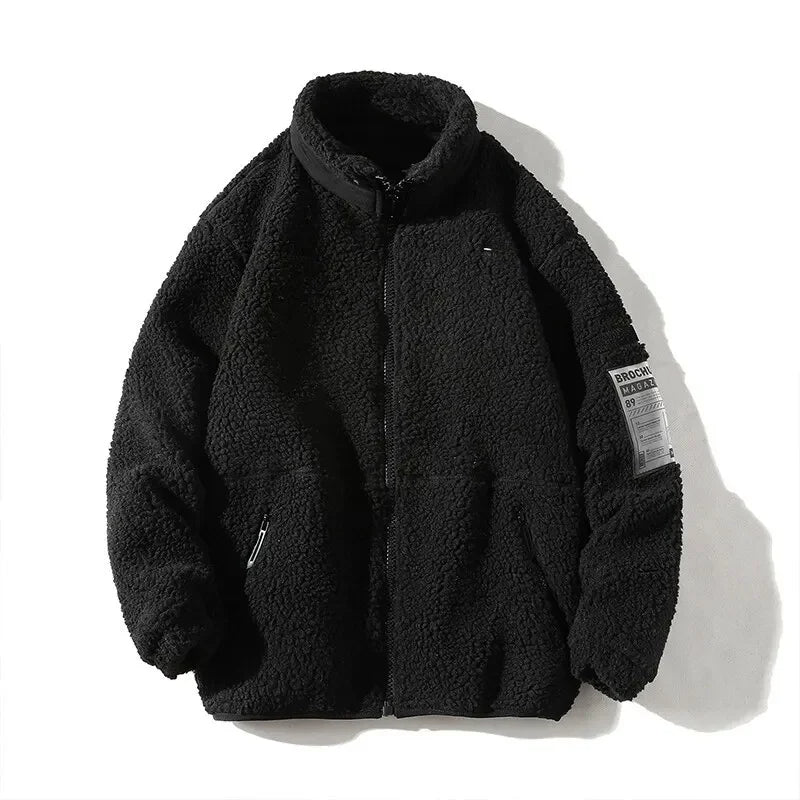 Gros plan sur la texture bouclette de la veste noire