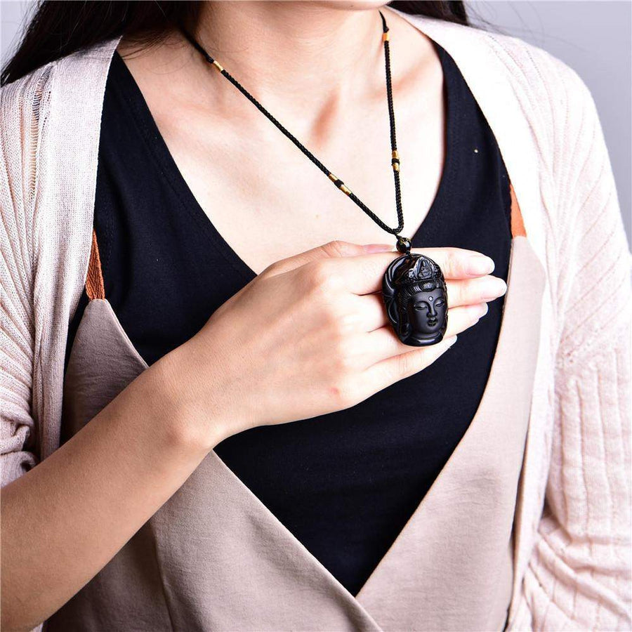 Gros plan sur la texture de l'obsidienne noire du pendentif