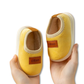Chaussons bébé jaunes en velours, adaptés à la peau