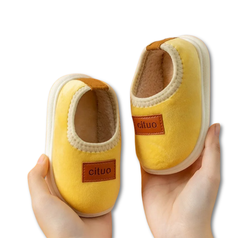 Chaussons bébé jaunes en velours, adaptés à la peau