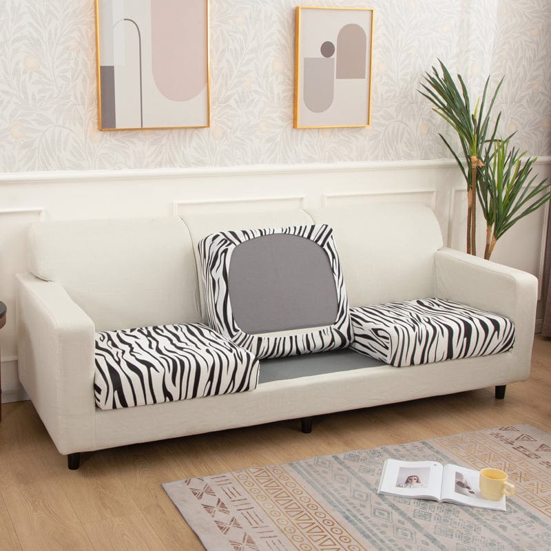 Housse de coussin motif zèbre sur canapé gris