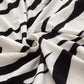 Vue latérale de la housse motif zèbre sur coussin