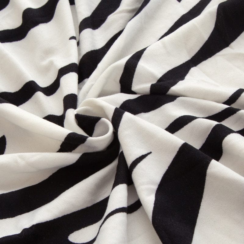 Vue latérale de la housse motif zèbre sur coussin